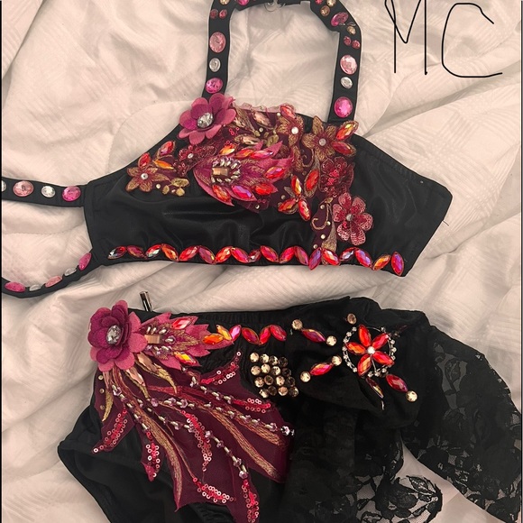 Multiple styles: Dance Costumes Offers Welcome - Picture 2 of 16